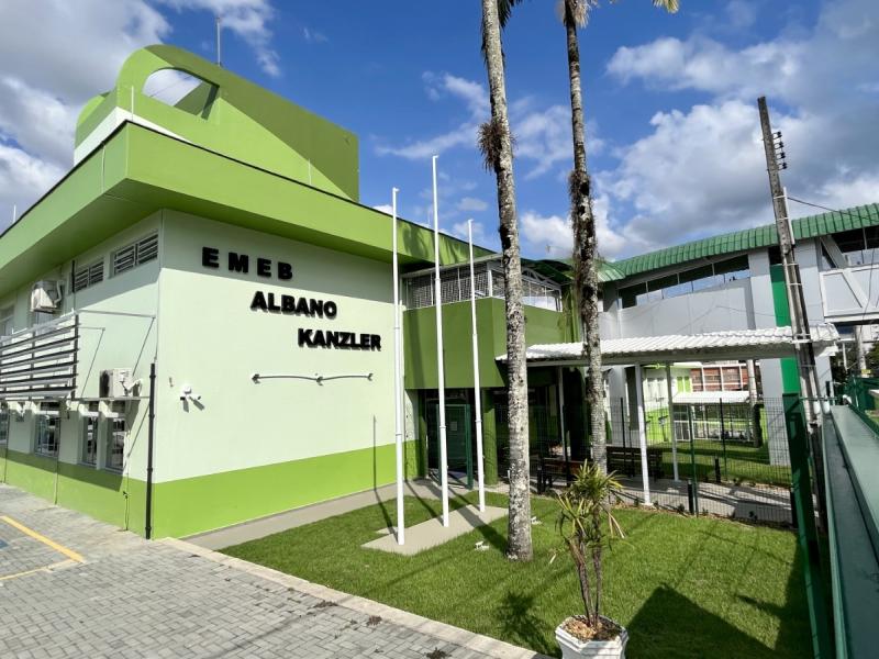 Escola Municipal Albano Kanzler totalmente reformada e ampliada