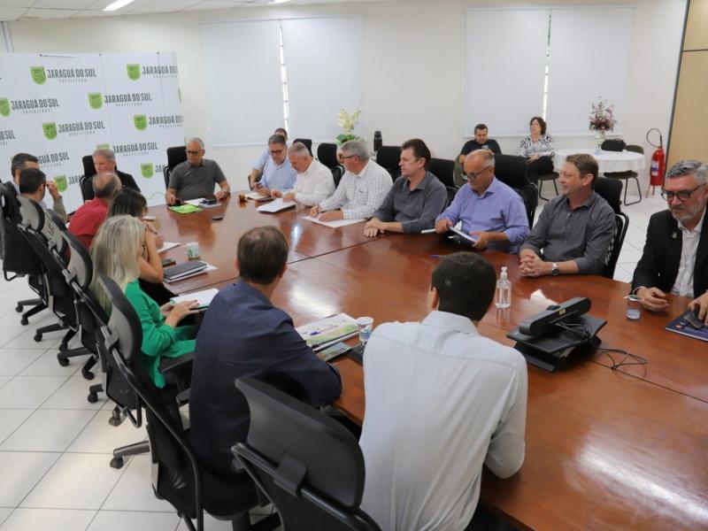 Em reunião de gestores, prefeito apresenta novo secretário de Administração