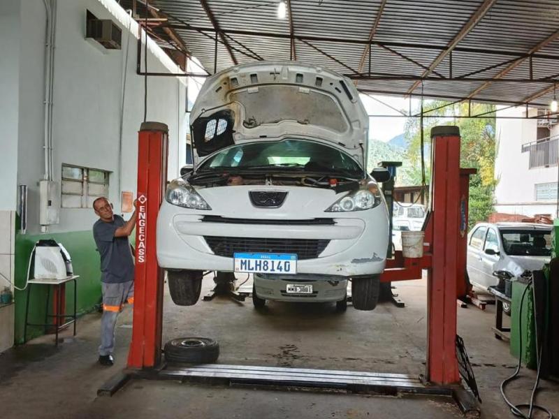 Obras aproveita dias chuvosos para manutenção de máquinas e veículos
