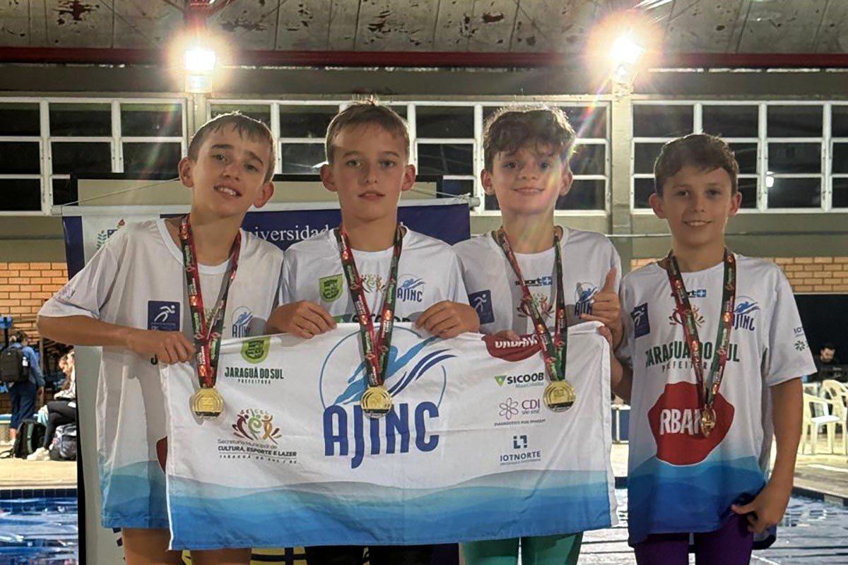 Meninos campeões do revezamento | Foto: Divulgação/AJINC/Urbano/Secel